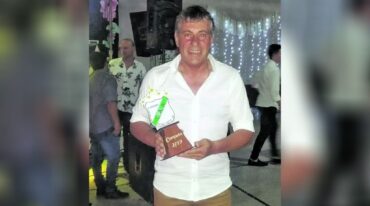 El año pasado recibiendo un reconocimiento de la gente de Arsenal de Viale