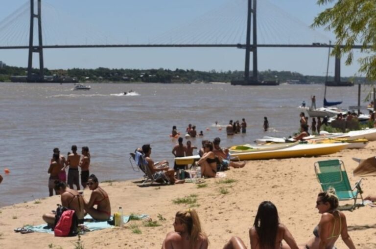 Decenas de personas se animan a cruzar las islas para disfrutar de los clásicos paradores que se amontonan a lo largo del Paraná. Archivo.