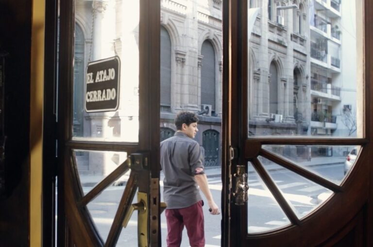 Son diferentes historias que recorren géneros variados como la comedia o el drama aunados en 8 episodios en los que se destacan las diversas miradas. Gentileza.