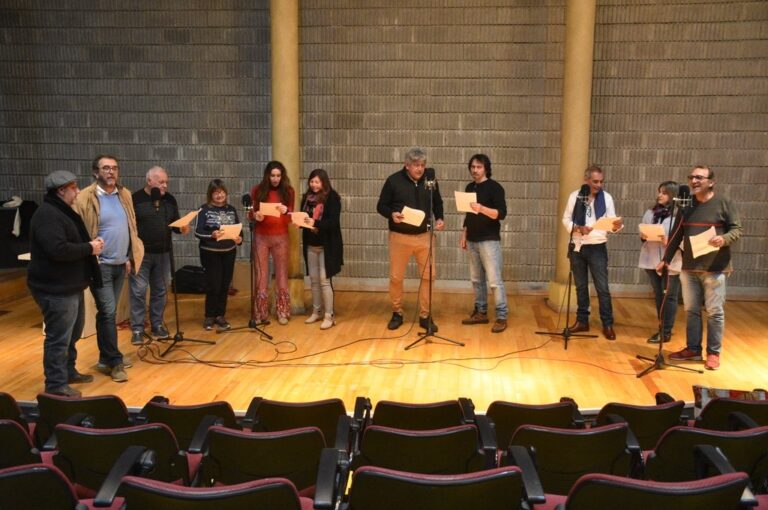 Los realizadores del radioteatro de LT9 durante una de las instancias de grabación realizadas en el mes de julio en las instalaciones del auditorio de ATE. archivo/Pablo Aguirre