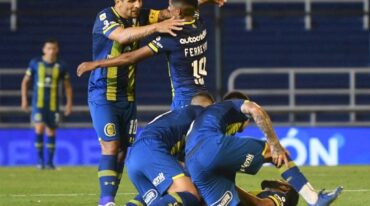 Emiliano Vecchio (izquierda) celebra en el buen arranque de torneo para los canallas. Gentileza.