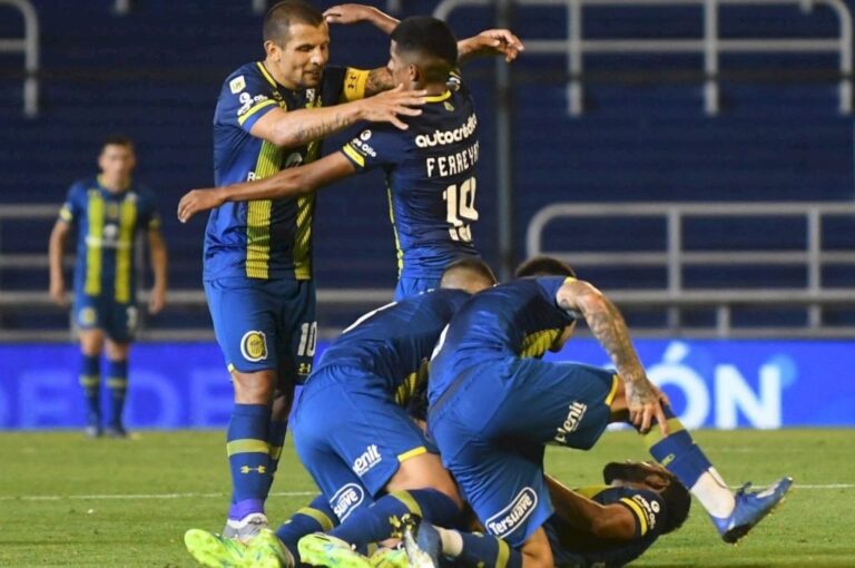 Emiliano Vecchio (izquierda) celebra en el buen arranque de torneo para los canallas. Gentileza.