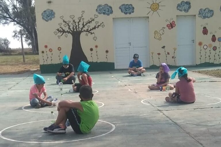 Distanciamiento. Bajo esa modalidad se encontraron los alumnos de Colonia Las Bandurrias para el retorno a clases presenciales. Mirador Provincial