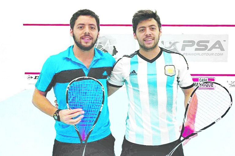 Rodrigo y Francisco Obregón en un torneo de la Asociación Profesional de Squash (PSA). Inauguraron las presencias argentinas en las ligas europeas.