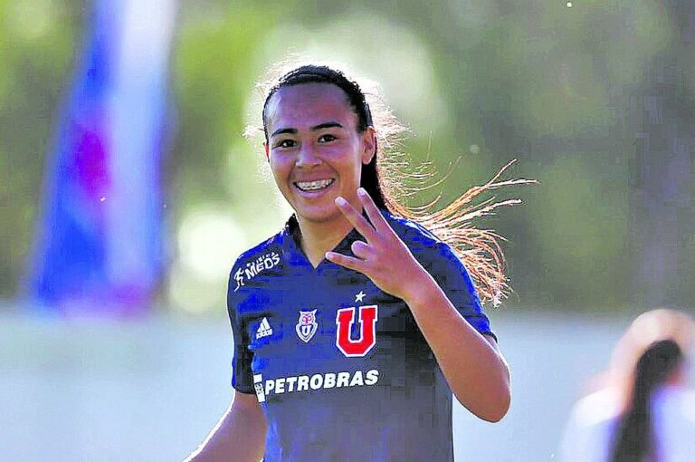 La jugadora concordiense disfrutando de un gran momento en la U de Chile.