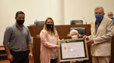Nardi recibiendo el diploma de manos de Leandro González (presidente del Concejo) y Valeria López Delzar (propulsora de la iniciativa)