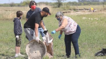 La tarea realizada incluyó la limpieza general de la zona de costa del río Salado. Los presentes se distribuyeron en equipos y dividieron la zona para ocupar la mayor cantidad de espacio posible. Gentileza.
