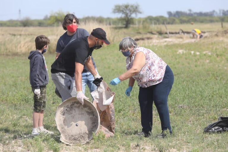 La tarea realizada incluyó la limpieza general de la zona de costa del río Salado. Los presentes se distribuyeron en equipos y dividieron la zona para ocupar la mayor cantidad de espacio posible. Gentileza.