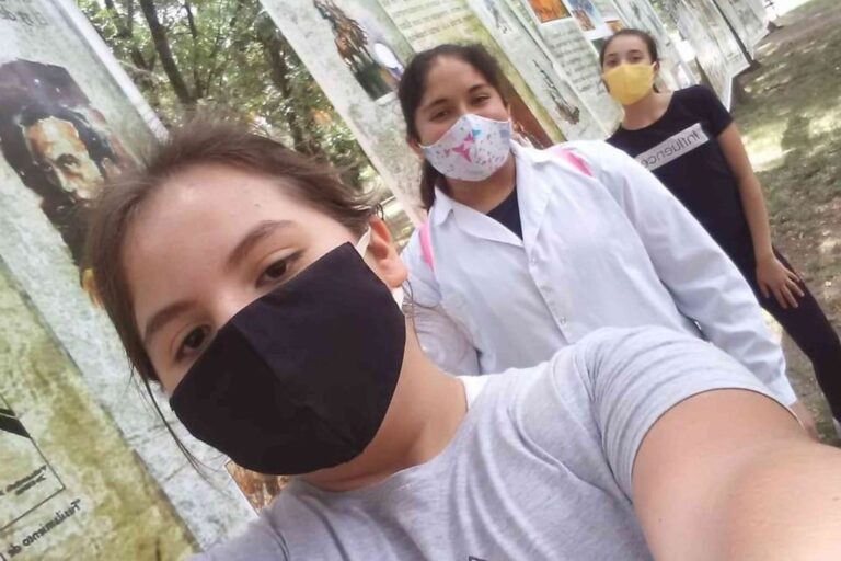 Los alumnos tuvieron la posibilidad de visitar la muestra gráfica itinerante "Historias Ilustradas" dispuesta en la plaza central y que es organizada por el Ente Cultural Santafesino. Gentileza.