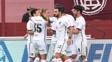 Uno sufrió; el otro festejó. Central perdió en su cancha 4 a 2 con Banfield; Newell's se impuso por el mismo marcador como visitante a Lanús. Gentileza.
