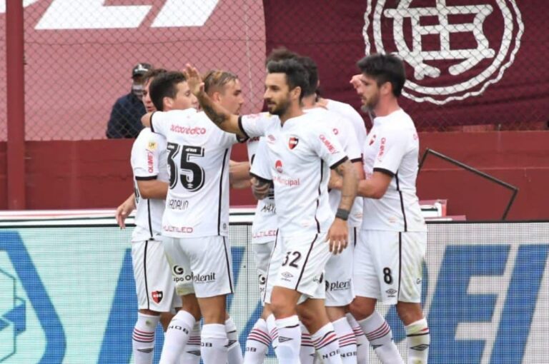Uno sufrió; el otro festejó. Central perdió en su cancha 4 a 2 con Banfield; Newell's se impuso por el mismo marcador como visitante a Lanús. Gentileza.