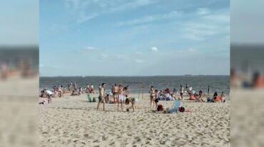 Unas 400 personas coparon un balneario en la costa del Uruguay.  Captura digital