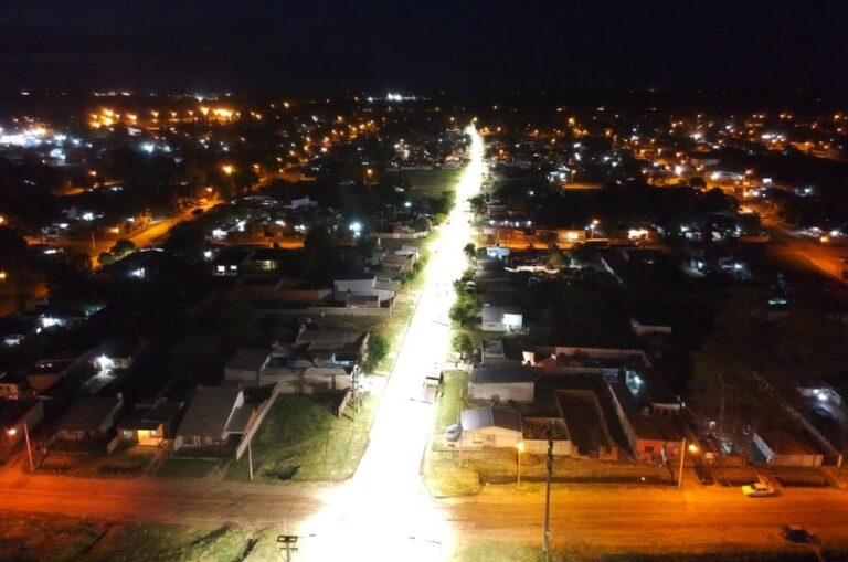 La cabecera del Departamento General López luce su nuevo sistema de iluminación led. gentileza Mun. de Venado Tuerto