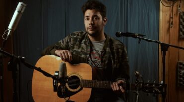 Con guitarra y voz
