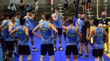 El plantel de Paracao se entrena de cara a su debut en la élite del vóleibol argentino.