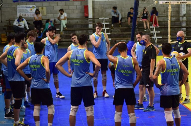 El plantel de Paracao se entrena de cara a su debut en la élite del vóleibol argentino.