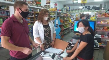 Balbi y Miglioratti durante un relevamiento en un comercio sastrense. Gentileza