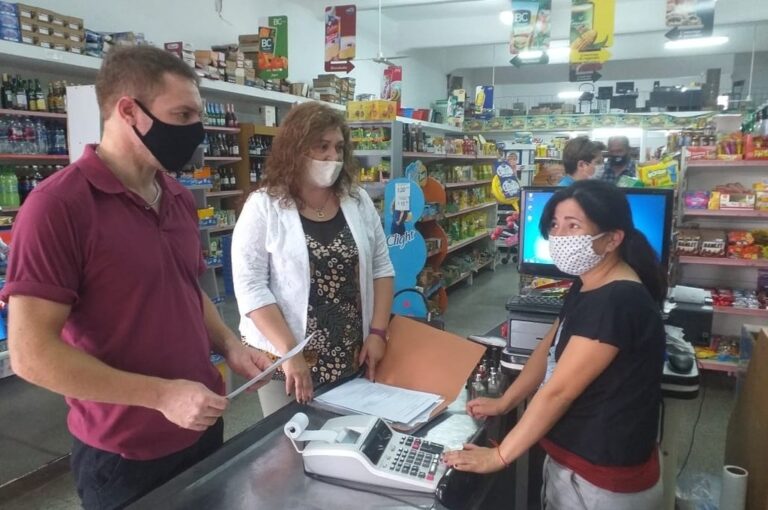 Balbi y Miglioratti durante un relevamiento en un comercio sastrense. Gentileza