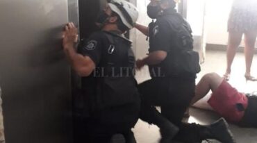 Los bomberos tuvieron que trabajar arduamente para abrir las puertas deformadas del ascensor