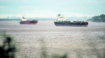 El impacto erosivo que el continuo choque de las olas tiene sobre márgenes e islas del río