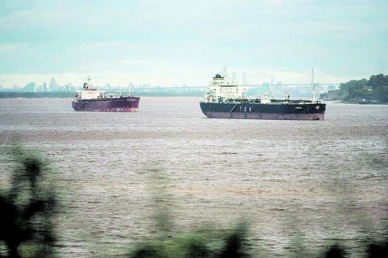 El impacto erosivo que el continuo choque de las olas tiene sobre márgenes e islas del río