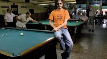 El músico Fito Páez en un bar típico de la ciudad. Internet