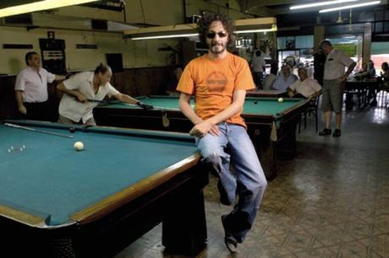 El músico Fito Páez en un bar típico de la ciudad. Internet
