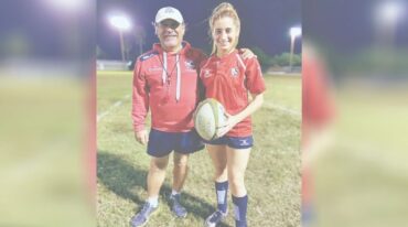 Camila Rizzo junto al entrenador del McAllen Maidens Womens Rugby