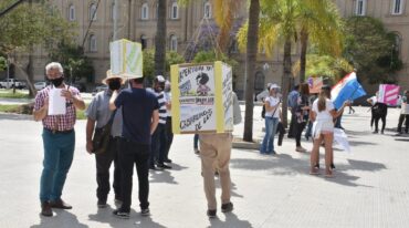 Una protesta de cabañeros y guías de pesca de diferentes puntos de la provincia frente a Casa de Gobierno. Piden volver a trabajar. Guillermo Di Salvatore