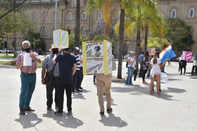 Una protesta de cabañeros y guías de pesca de diferentes puntos de la provincia frente a Casa de Gobierno. Piden volver a trabajar. Guillermo Di Salvatore