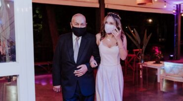 Emma ingresando al salón