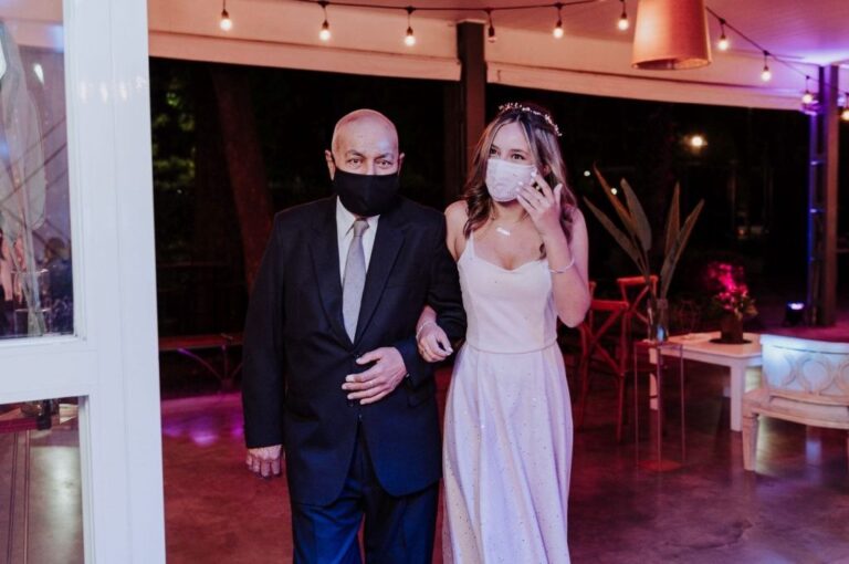 Emma ingresando al salón