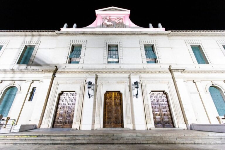 La fachada de la Facultad de Ciencias Jurídicas y Sociales