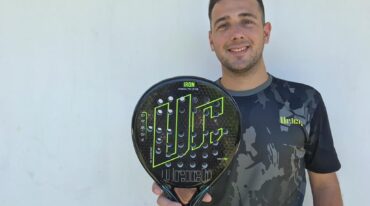 El paranaense luce con orgullo su paleta Iron Carbon Pro Edition de Urich Padel