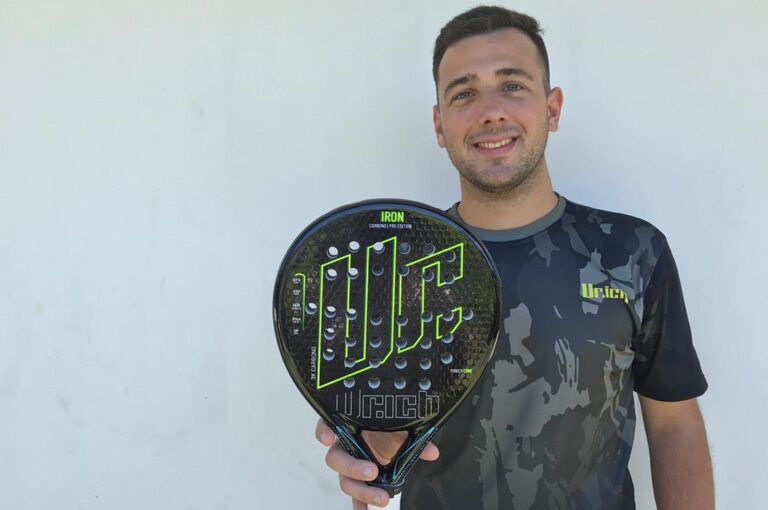 El paranaense luce con orgullo su paleta Iron Carbon Pro Edition de Urich Padel