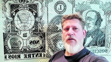 Alejandro Fangi junto a su billete