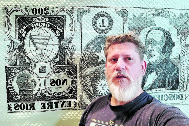 Alejandro Fangi junto a su billete