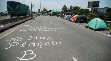 El corte es intermitente y se da por turnos entre las manos de la vía que une a las dos provincias. Permanecen hasta el sábado próximo. Marcelo Manera.