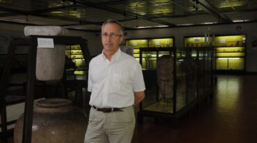El arquitecto Luis María Calvo en 2013 en el Museo Etnográfico y Colonial Juan de Garay