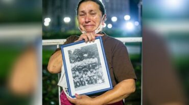 María con una foto del Diego cuando jugaba en Los Cebollitas