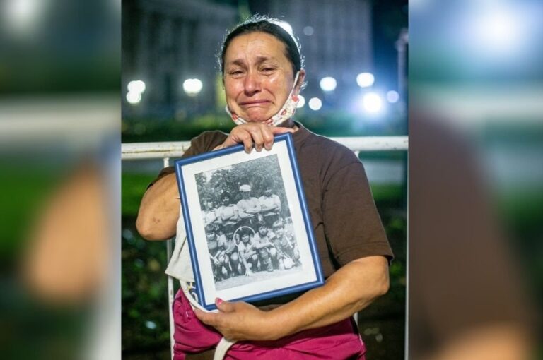 María con una foto del Diego cuando jugaba en Los Cebollitas