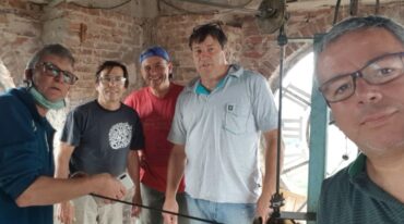 Los amigos del reloj. Nunca mejor puesto el nombre para este grupo de sastrenses que asumieron el desafío de poner el reloj de la iglesia de la ciudad en condiciones óptimas