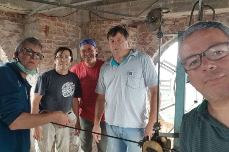 Los amigos del reloj. Nunca mejor puesto el nombre para este grupo de sastrenses que asumieron el desafío de poner el reloj de la iglesia de la ciudad en condiciones óptimas