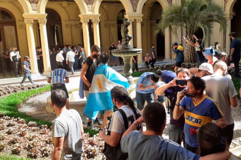 Descontrol total en el interior de Casa Rosada.  Gentileza