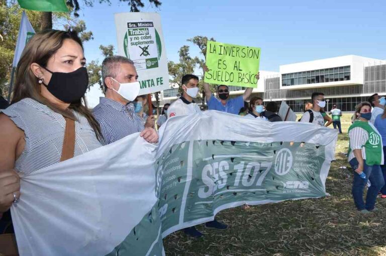 Referentes de todos los efectores de salud participaron de la jornada de protesta que se hizo al aire libre y con distanciamiento social. Flavio Raina