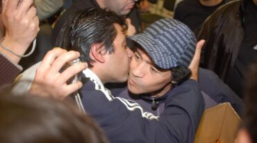 Dos momentos del periodista Darío Albertini con Diego Maradona en Paraná. Fotos inolvidables.