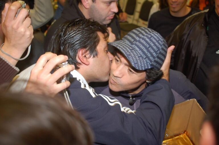 Dos momentos del periodista Darío Albertini con Diego Maradona en Paraná. Fotos inolvidables.