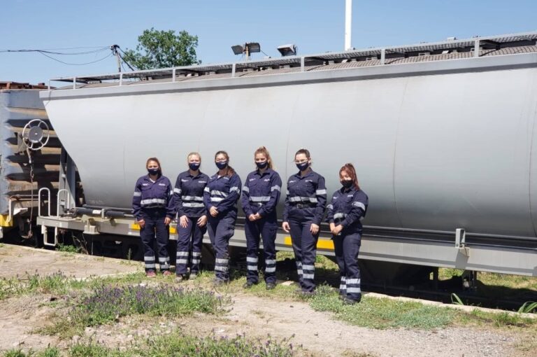 Hay equipo. El grupo de mujeres que trabaja en los talleres ferroviarios de San Cristóbal. Mirador Provincial.
