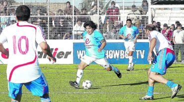 Maradona en el estadio Grella disputando un partido de showbol en 2008. José Carminio