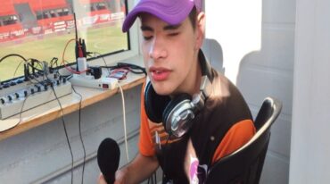 Agustín Marzo cumpliendo tareas de locutor en el estadio Grella.